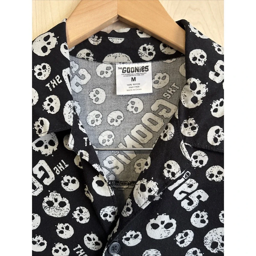 The Goonies Short Sleeve Button Up Shirt Skull Print Men's Size Medium Rayon EUC